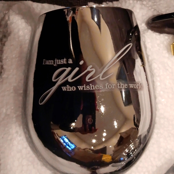 Bradford Exchange, Marilyn Monroe Collectors set of 2 wine glasses, NWT - Picture 3 of 5